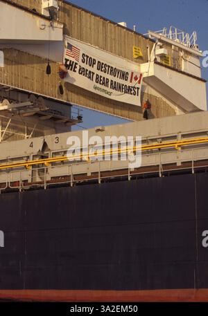 12 ottobre 1998; Vancouver, BC, CANADA; Greenpeace, un'organizzazione internazionale per l'ambiente, protesta contro la distruzione della foresta pluviale degli Orsi. Foto Stock