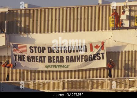 12 ottobre 1998; Vancouver, BC, CANADA; Greenpeace, un'organizzazione internazionale per l'ambiente, protesta contro la distruzione della foresta pluviale degli Orsi. Foto Stock