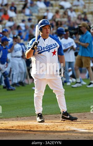 Il 10 agosto 1902 - Los Angeles, California - stelle di Hollywood Baseball gioco.A il Dodger Stadium di Los Angeles, CA.Kevin James. FITZROY BARRETT / 8-10-2002 K25794FB (D)(Immagine di credito: © Globo foto/ZUMAPRESS.com) Foto Stock