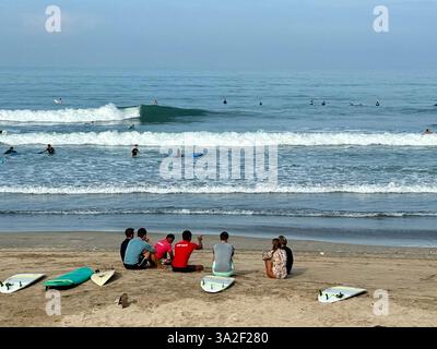 13 marzo 2025, Indonesia, Kuta: Gli istruttori di surf danno lezioni di surf a Kuta Beach a Bali. L'isola è popolare tra i surfisti di tutto il mondo. Foto: Carola Frentzen/dpa Foto Stock
