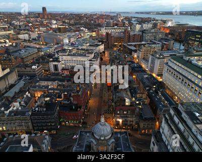 Vista aerea di Liverpool al crepuscolo, guardando verso sud lungo Castle St, con lo skyline della città, Foto Stock