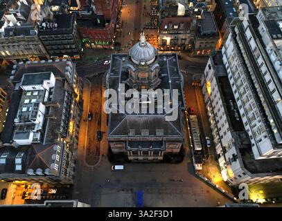 Vista aerea di Liverpool al tramonto, guardando verso il municipio verso Castle St Foto Stock