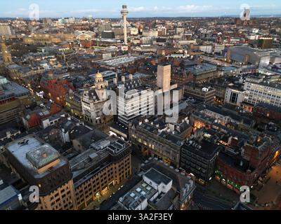 Vista aerea di Liverpool al tramonto, guardando verso sud verso la radio City Tower e la cattedrale di Liverpool, con lo skyline della città, Foto Stock