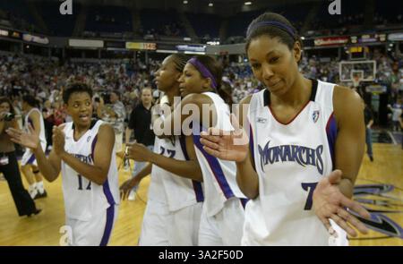# 7 per i Monarchs Chantelle Anderson festeggia insieme a DeMya Walker e Yolanda Griffith nad Edna Campbell venendo da destra a sinistra del campo dopo aver vinto la loro prima partita di playoff. Monarchs vs Huston Comets. Foto scattata all'Arco Arena, venerdì 29 agosto 2003. (Credito: © Sacramento Bee/ZUMAPRESS.com) Foto Stock