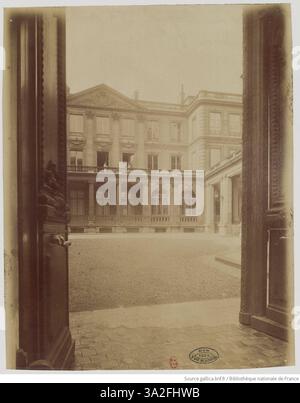 La fotografia di Eugène Atget del Hôtel de Coigny al 89 di Rue Saint-Honoré mostra lo stile architettonico dell'edificio, catturato in un contesto storico parigino. Foto Stock
