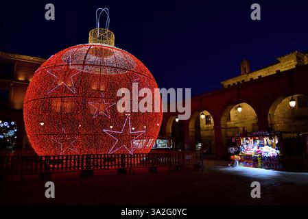 Piazza Mercado Chico a Natale nella città di Ávila. Foto Stock