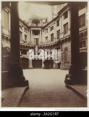 Una fotografia storica di Eugène Atget che mostra Hôtel de Beauvais al 68 di Rue Francois-Miron, evidenziando i dettagli architettonici dell'edificio. Le fotografie di Atget servono come registrazione visiva della storia parigina nei primi anni '1900 Foto Stock