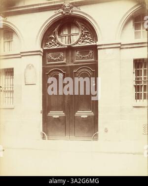 La fotografia di Atget di un hotel parigino al 102 di Rue du Bac mette in risalto il suo design classico e il suo carattere storico. Foto Stock
