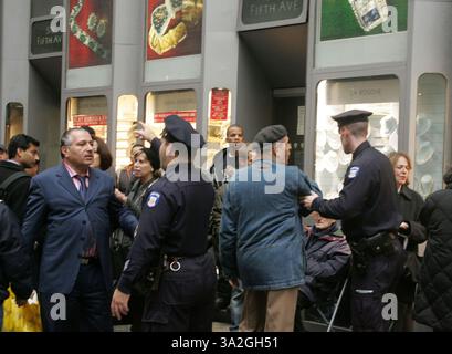 29 novembre 2005; New York, NY, Stati Uniti; la corda della polizia al largo della Fifth Avenue dopo che due rapinatori vestiti da liberatori della Fed-Ex hanno derubato un'azienda alle 13:00 situata al 1 West 47th Street nel Diamond District. I rapinatori sono ancora a piede libero. Credito obbligatorio: Foto di Nancy Kaszerman/ZUMA Press. (©) Copyright 2005 di Nancy Kaszerman Foto Stock