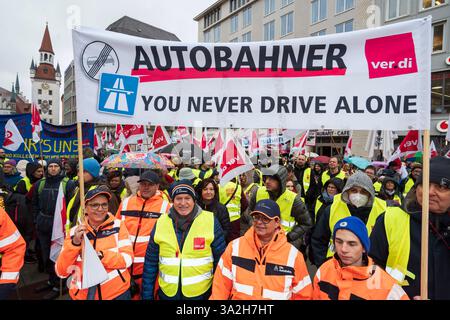 Verdi Kundgebung auf dem Marienplatz, begleitet die Warnstreiks, Transparent der Autobahner, München, 13. März 2025 Deutschland, München, 13.03.2025, zentrale Verdi-Kundgebung auf dem Marienplatz, begleitet die Warnstreiks im öffentlichen Dienst, Tarifverhandlungen stocken, Transparent der Autobahner, non guidi mai da solo, Gewerkschafter mit Verdi-Fahnen, Beschäftigte u.a. aus städtischen der Verwaltung Straßenreinigung, der 2000 während Foto Stock
