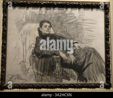 "La Duse" (1891) di Ilya Repin è un ritratto a carboncino della famosa attrice italiana, che la ritrae con profondità emotiva e dignità. L'attenzione di Repin sull'espressione del soggetto evidenzia la sua capacità di catturare personalità complesse. Foto Stock