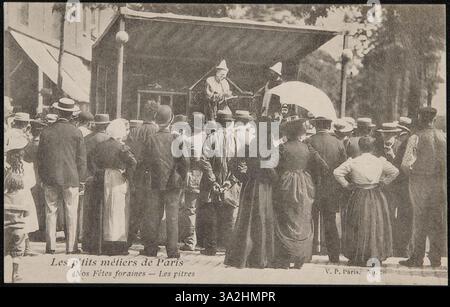 L'immagine di Atget degli artisti del carnevale, conosciuta come "Les Pitres", cattura un momento vibrante da una fiera francese, mettendo in risalto lo spirito vivace e l'atmosfera teatrale. Foto Stock