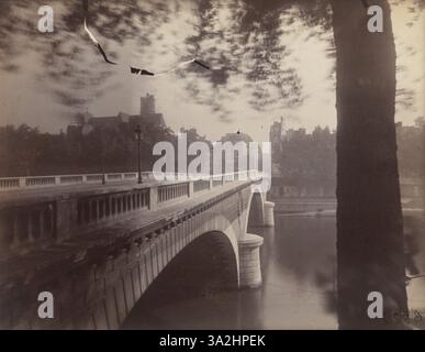 In questa fotografia di agosto 1924, Eugène Atget cattura una vista dal Quai de Bourbon a Saint-Gervais, concentrandosi sulla tranquilla atmosfera mattutina e sull'architettura circostante. Foto Stock