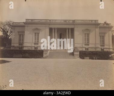 Questa fotografia del 1909 di Eugène Atget raffigura l'Château de Bagatelle, un château francese neoclassico ambientato nel Bois de Boulogne, Parigi. L'immagine evidenzia l'architettura e i giardini che circondano il château. Foto Stock