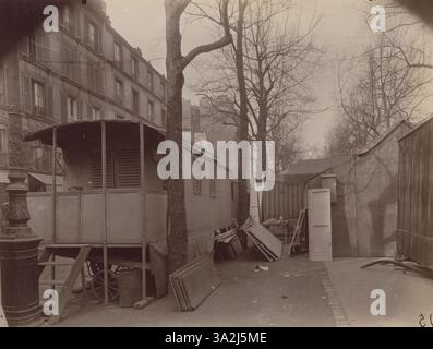 La fotografia di Eugène Atget del 1926 mostra una scena del Fête de la Villette, catturando le vivaci folle della fiera e l'ambiente urbano circostante. Foto Stock