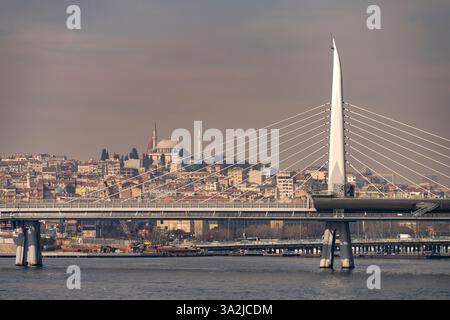 Die Metro-Brücke über das Goldene Horn a Istanbul, Türkei | Ponte della metropolitana del Corno d'Oro a Istanbul, Turchia Foto Stock