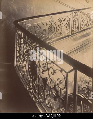 Questa fotografia dell'inizio del XX secolo di Eugène Atget cattura l'ambasciata austriaca situata in Rue de Varenne, Parigi. La foto mette in evidenza l'elegante architettura e l'ambiente urbano tipico di Parigi in quel periodo. Foto Stock