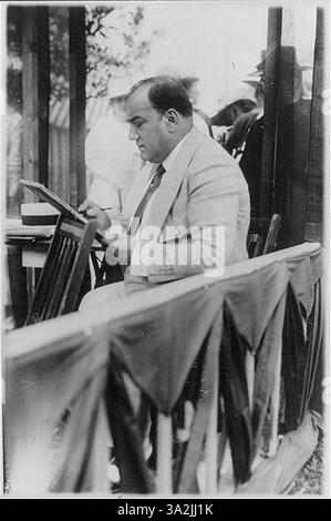 [Enrico Caruso, 1873-1921, disegnare bozzetti di caricature nello stand alla fiera di beneficenza di Southampton, L.I., profilo sinistro] Foto Stock