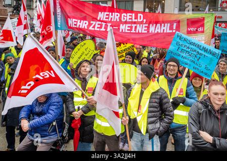 Verdi Kundgebung auf dem Marienplatz, begleitet die Warnstreiks, trasparente, München, 13. März 2025 Deutschland, München, 13.03.2025, zentrale Verdi-Kundgebung auf dem Marienplatz, begleitet die Warnstreiks im öffentlichen Dienst, Tarifverhandlungen stocken, viele Gewerkschafter mit Verdi-Fahnen, Transparente beklagen den Pflegenotstand, den Personalmangel, städtischen u.a. aus der Verwaltung Straßenreinigung, Beschäftigte 2000 während Foto Stock
