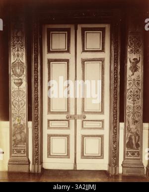 Una fotografia del Hôtel de Villars, situato al 116 di rue de Grenelle, Parigi, che mostra le sue caratteristiche architettoniche sullo sfondo della strada parigina. La fotografia di Atget fornisce una vista storica degli edifici parigini all'inizio del XX secolo. Foto Stock