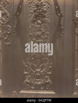 Questa fotografia del 1905 di Eugène Atget mostra le bancarelle in legno nella cattedrale di Notre-Dame, che catturano l'artigianato architettonico degli interni della cattedrale. Foto Stock
