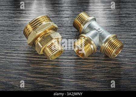 Raccordo filettato per tubo a T su tavola di legno vintage Foto Stock