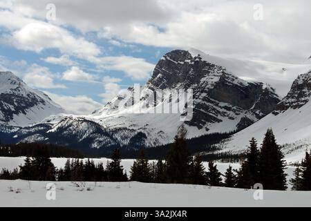 20 maggio 2014 - Calgary, AB, Canada - neve sulle cime sopra il lago Bow a nord del lago Louise, alta, martedì 20 maggio 2014. Il lago Bow si trova alle sorgenti del fiume Bow. Mike Drew/Calgary Sun/QMI Agency (immagine di credito: © Mike Drew/QMI Agency/ZUMAPRESS.com) Foto Stock