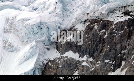 20 maggio 2014 - Calgary, AB, Canada - il ghiaccio glaciale blu del Ghiacciaio Crowfoot si aggrappa su una parete rocciosa vicino al lago Bow a nord del lago Louise, alta., martedì 20 maggio 2014. Il lago Bow si trova alle sorgenti del fiume Bow. Mike Drew/Calgary Sun/QMI Agency (immagine di credito: © Mike Drew/QMI Agency/ZUMAPRESS.com) Foto Stock