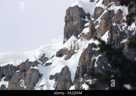 20 maggio 2014 - Calgary, AB, Canada - neve sulle cime sopra il lago Bow a nord del lago Louise, alta, martedì 20 maggio 2014. Il lago Bow si trova alle sorgenti del fiume Bow. Mike Drew/Calgary Sun/QMI Agency (immagine di credito: © Mike Drew/QMI Agency/ZUMAPRESS.com) Foto Stock