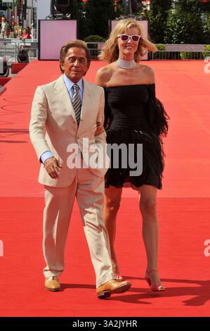VALENTINO GARAVANI E EVA HERZIGOVA. Arrivi alla prima di Valentino: L'ultimo Imperatore alla 65 Mostra del Cinema di Venezia Venezia, Italia..28 agosto 2008. Abito a tutta lunghezza nero sulla spalla piume sugli occhiali da sole all'anca sfumature collana girocollo abito beige giallo crema.CAP/PL. © Phil Loftus/Capital Pictures Foto Stock