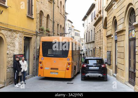 Autobus in Piazzetta San Michele nel centro storico di Volterra, provincia di Pisa, Toscana, Italia, Europa Foto Stock