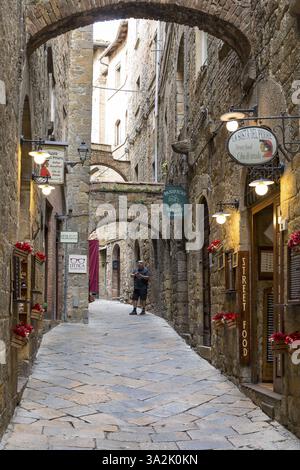 Strada tipica nel centro storico di Volterra, provincia di Pisa, Toscana, Italia, Europa Foto Stock
