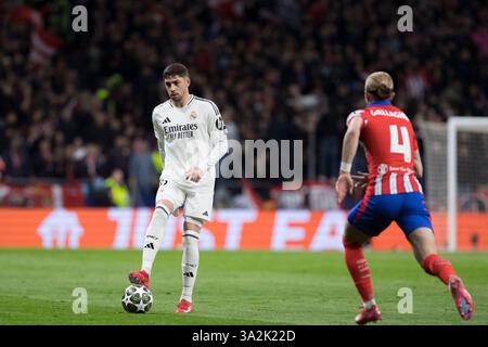 Madrid, Spagna. 12 marzo 2025. MADRID, SPAGNA - 12 marzo 2025: Federico Valverde del Real Madrid e Conor Gallagher dell'Atletico de Madrid in azione durante il turno di 16 andata dei campioni UEFA del campionato 2024/25 tra l'Atletico de Madrid e il Real Madrid allo Stadio Riyadh Air Metropolitano di Madrid, Spagna, il 12 marzo 2025. (Foto di Guillermo Martinez/Sipa USA) credito: SIPA USA/Alamy Live News Foto Stock