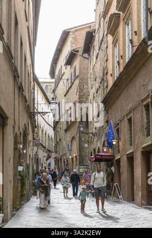 Strada tipica nel centro storico di Volterra, provincia di Pisa, Toscana, Italia, Europa Foto Stock