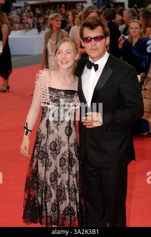 SAOIRSE RONAN E JOE WRIGHT. Inaugurazione Ceremonyat 'Atonement' premiere alla 64a Mostra del Cinema di Venezia (la Biennale di Venezia), Venezia, Italia..29 agosto 2007.mezza lunghezza 3/4 occhiali da sole in smoking nero sfumature scrug crochet lavorato a maglia in pizzo cardigan vestito nero. Rif: CAP/PL.©Phil Loftus/Capital Pictures Foto Stock