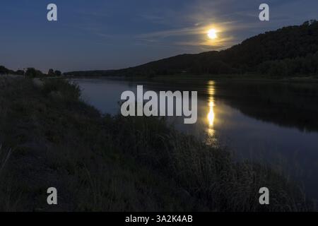 Notte di luna piena all'Elba vicino a Soernewitz con riflessione, Coswig, Sassonia, Germania, Europa Foto Stock