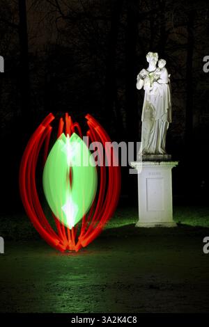 Lightpainting nel Karlsaue State Park, statua di Eirene (dea greca della libertà), Kassel, Assia, Germania, Europa Foto Stock