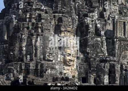 Gigantesche facce scolpite in pietra del Bodhisattva Lokeshvara, noto anche come Avalokiteshvara, Tempio di Bayon, Angkor Thom, sito patrimonio dell'umanità dell'UNESCO, Angkor W. Foto Stock