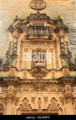 Intricata facciata barocca della Chiesa di San Pedro nel centro storico di Arcos de la Frontera, Cadice, Andalusia, Spagna. Foto Stock
