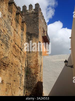 Dettaglio del castello medievale dei Duchi di Arcos nel centro storico di Arcos de la Frontera, Cadice, Andalusia, Spagna. Foto Stock