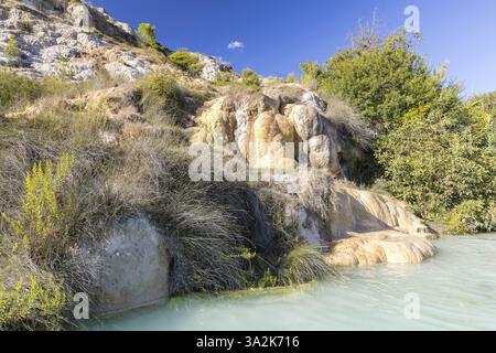 Una delle piscine termali tra le cascate in pietra calcarea sul ripido pendio della Valle d'Orcia nel Parco dei Mulini, il parco dei mulini, che è Foto Stock