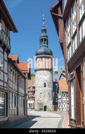 Vicolo con case a graticcio e lastricati nella storica città vecchia, torre Saigerturm sullo sfondo, Stolberg im Harz, Sassonia-Anhalt, tedesco Foto Stock