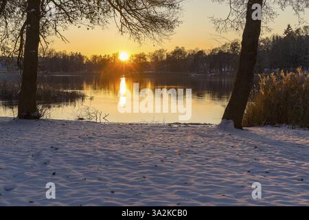 Tramonto invernale presso lo stabilimento balneare di Neukloster, Neukloster SEE, Meclemburgo-Vorpommern, Germania, Europa Foto Stock