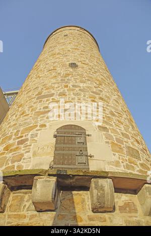 Torre Rotonda del tamburo costruita nel 1774 con porte e accessori in legno, parte delle antiche fortificazioni storiche della città, vista verso l'alto, Kassel, Assia, Germania Foto Stock