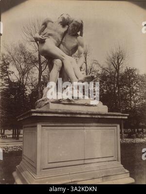 La fotografia di Atget cattura la scultura "le Bon Samaritain" di Sicard nei Giardini delle Tuileries, Parigi, scattata nel 1911-2012. La statua, creata nel 1898, rappresenta il buon samaritano biblico. Foto Stock