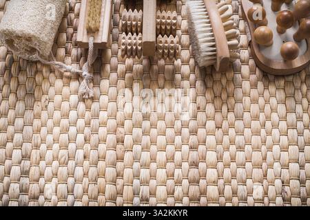 Spazzolone massaggiatori in legno e loofah su wicker concetto di assistenza sanitaria di fondo Foto Stock
