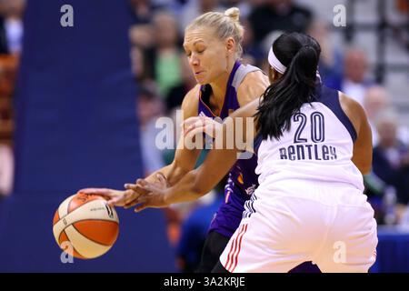 12 giugno 2014 - Uncasville, Connecticut, Stati Uniti - 12 giugno 2014: La guardia del sole del Connecticut Alex Bentley (20) raggiunge la guardia del Phoenix Mercury Erin Phillips (31) durante la seconda metà della partita di basket WNBA tra il Connecticut Sun e Phoenix Mercury alla Mohegan Sun Arena. Il Connecticut sconfisse Phoenix 96-95. Anthony Nesmith/CSM(immagine di credito: © Anthony Nesmith/Cal Sport Media/ZUMAPRESS.com) Foto Stock