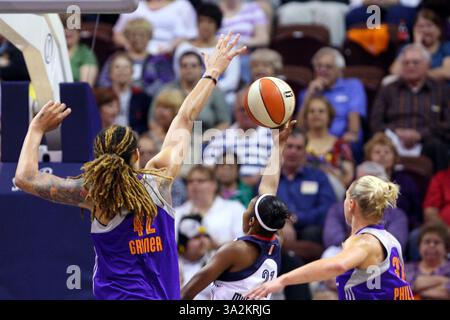 12 giugno 2014 - Uncasville, Connecticut, Stati Uniti - 12 giugno 2014: Il centro di Phoenix Mercury Brittney Griner (42) blocca il tiro della guardia del Connecticut Renee Montgomery (21) durante la prima metà della partita di basket WNBA tra il Connecticut Sun e Phoenix Mercury alla Mohegan Sun Arena. Il Connecticut sconfisse Phoenix 96-95. Anthony Nesmith/CSM(immagine di credito: © Anthony Nesmith/Cal Sport Media/ZUMAPRESS.com) Foto Stock