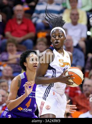 12 giugno 2014 - Uncasville, Connecticut, Stati Uniti - 12 giugno 2014: Attaccante del Connecticut Sun Chiney Ogwumike (13) e attaccante dei Phoenix Mercury Candice Dupree (4) in azione durante la prima metà della partita di basket WNBA tra il Connecticut Sun e Phoenix Mercury alla Mohegan Sun Arena. Il Connecticut sconfisse Phoenix 96-95. Anthony Nesmith/CSM(immagine di credito: © Anthony Nesmith/Cal Sport Media/ZUMAPRESS.com) Foto Stock