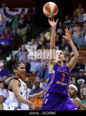 12 giugno 2014 - Uncasville, Connecticut, Stati Uniti - 12 giugno 2014: La guardia dei Phoenix Mercury Diana Taurasi (3) è difesa dall'attaccante del Connecticut Sun Alyssa Thomas (25) durante la seconda metà della partita di basket WNBA tra i Connecticut Sun e i Phoenix Mercury alla Mohegan Sun Arena. Il Connecticut sconfisse Phoenix 96-95. Anthony Nesmith/CSM(immagine di credito: © Anthony Nesmith/Cal Sport Media/ZUMAPRESS.com) Foto Stock